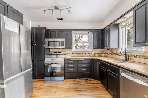 Kitchen - 7040 W 600 N, Mendon, UT 84325 photo 3 of 4