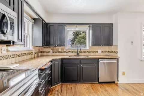 Kitchen - 7040 W 600 N, Mendon, UT 84325 photo 4 of 4