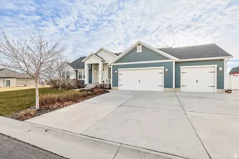 Exterior - 2098 Elkhorn Rd, Eagle Mountain, UT 84005 photo 14 of 20