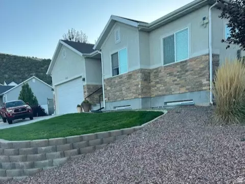 Exterior - 7253 N Skyview Ln, Eagle Mountain, UT 84005 photo 7 of 12