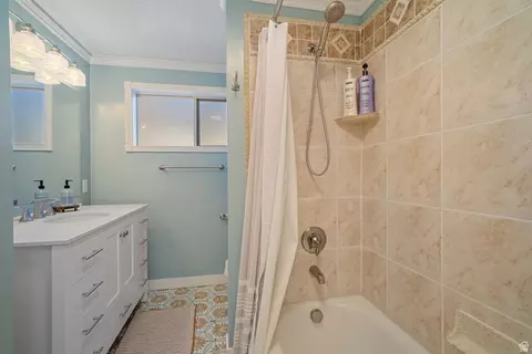 Bath - 4426 S 3035 E, Holladay, UT 84124 photo 2 of 3