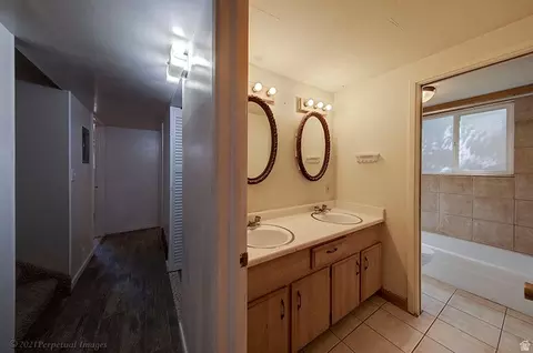 Bath - 615 Rosetree Ln, Moab, UT 84532 photo 2 of 3