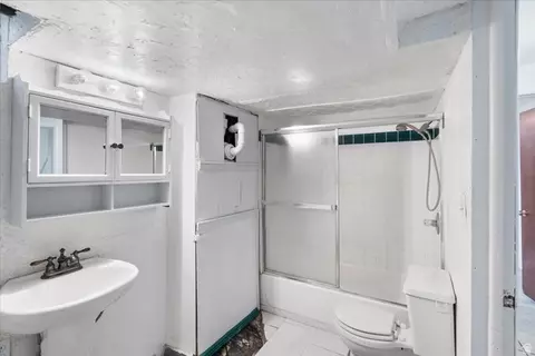 Bath - 1533 S 200 E, Orem, UT 84058 photo 3 of 3