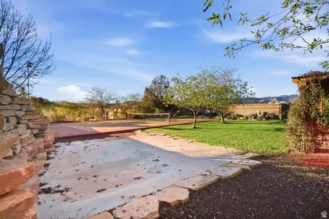 Exterior - 1025 N Ruby Pl, Washington, UT 84780 photo 4 of 6