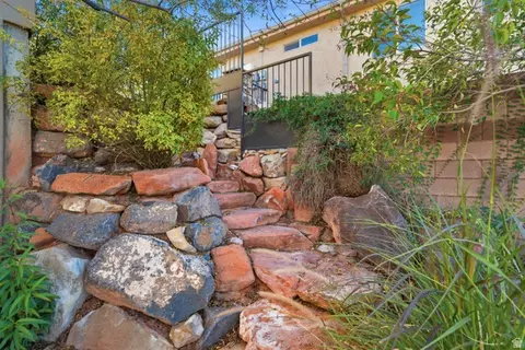 Exterior - 1025 N Ruby Pl, Washington, UT 84780 photo 3 of 6