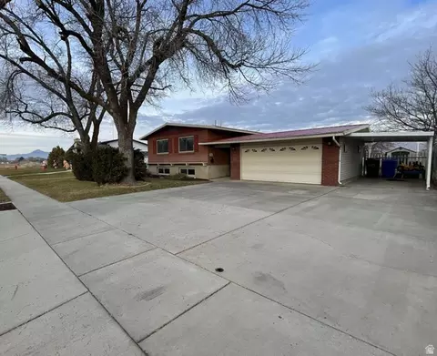 978 N Tremont St, Tremonton, UT 84337