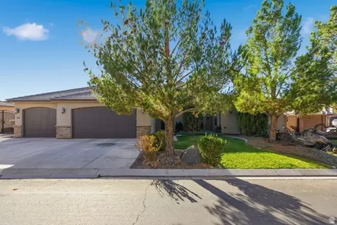 156 E Holly Way, Washington, UT 84780