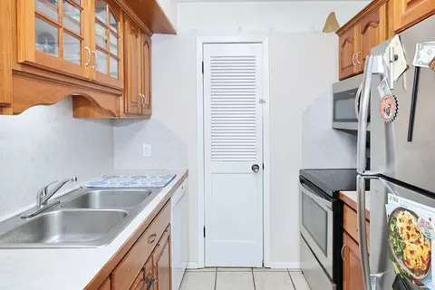 Kitchen - 5321 S 580 E #F, Murray, UT 84107 photo 1 of 3