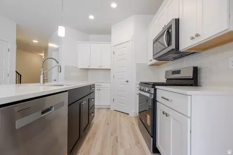 Kitchen - 5209 S Acacia Dr #702, Mapleton, UT 84664 photo 4 of 4