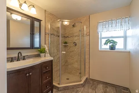 Bath - 1045 Fox Farm Rd, Logan, UT 84321 photo 3 of 8