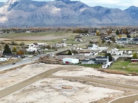 1854 S Chalgrove Rd #211, Taylor, UT 84401