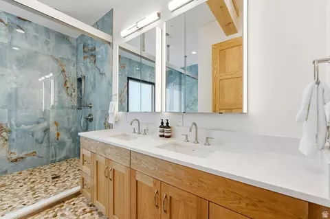 Bath - 8526 E Overlook Dr, Eden, UT 84310 photo 2 of 11