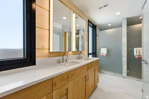 Bath - 8526 E Overlook Dr, Eden, UT 84310 photo 9 of 11