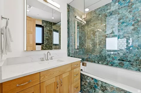 Bath - 8526 E Overlook Dr, Eden, UT 84310 photo 8 of 11