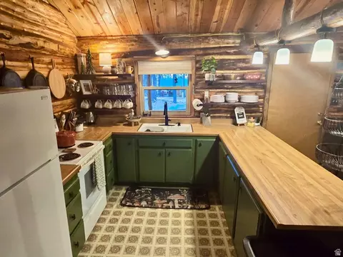Kitchen - 260 E Jensen Trl, Hatch, UT 84735 photo 1 of 2
