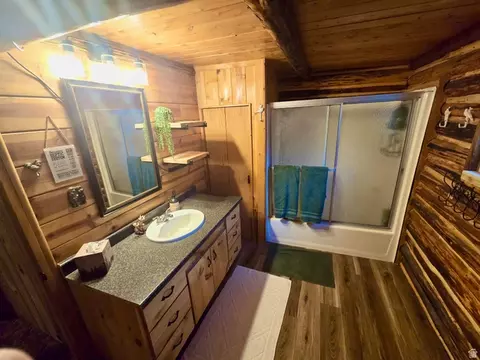 Bath - 260 E Jensen Trl, Hatch, UT 84735 photo 1 of 3