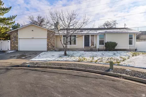 1492 E Sandy Hills Dr, Sandy, UT 84093