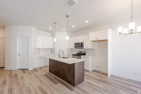 Kitchen - 5281 S Acacia Dr #713, Mapleton, UT 84664 photo 2 of 4