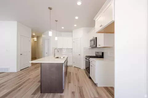 Kitchen - 5281 S Acacia Dr #713, Mapleton, UT 84664 photo 3 of 4