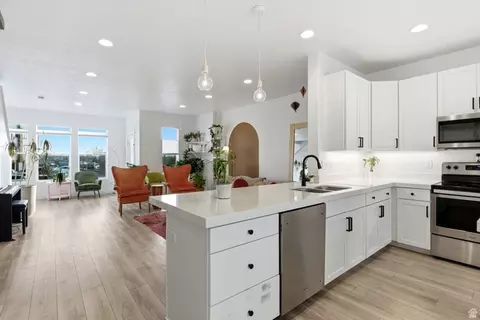 Kitchen - 4752 S Hillhouse Cv, Murray, UT 84107 photo 4 of 4