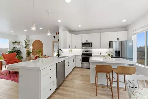 Kitchen - 4752 S Hillhouse Cv, Murray, UT 84107 photo 3 of 4