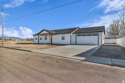 Exterior - 520 E 450 N, Delta, UT 84624 photo 4 of 5