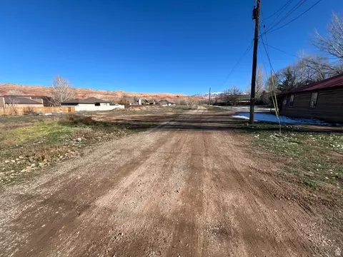 661 S 400 E, Moab, UT 84532 photo 2