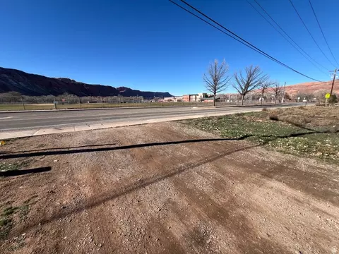661 S 400 E, Moab, UT 84532 photo 4