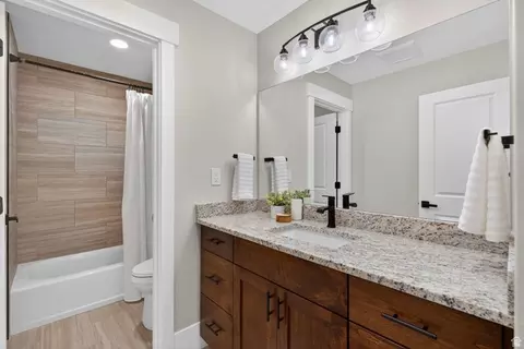 Bath - 3532 S Mapleton Estates Dr, Mapleton, UT 84664 photo 2 of 4
