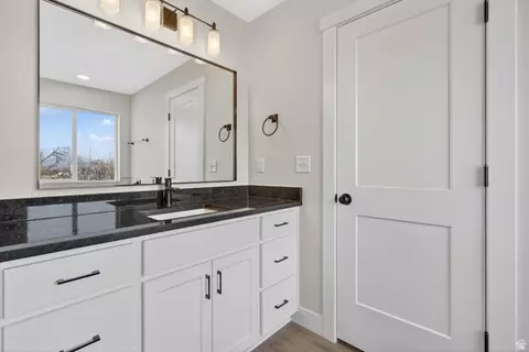 Bath - 5776 S Tripp Ln W, Murray, UT 84123 photo 2 of 7