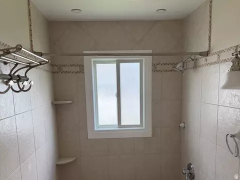 Bath - 874 E Gregson Ave, Millcreek, UT 84106 photo 2 of 4