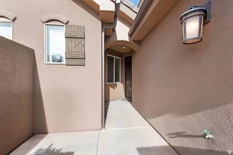 Exterior - 4269 E Razor Dr, Washington, UT 84780 photo 3 of 4