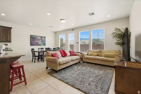 Living - 4269 E Razor Dr, Washington, UT 84780 photo 1 of 2