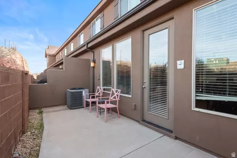 Exterior - 4269 E Razor Dr, Washington, UT 84780 photo 2 of 4