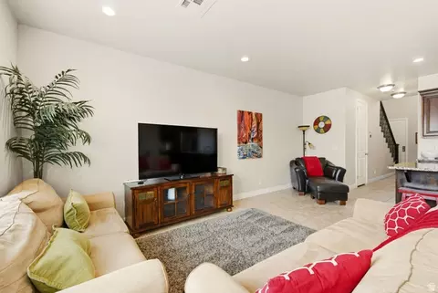 Living - 4269 E Razor Dr, Washington, UT 84780 photo 2 of 2