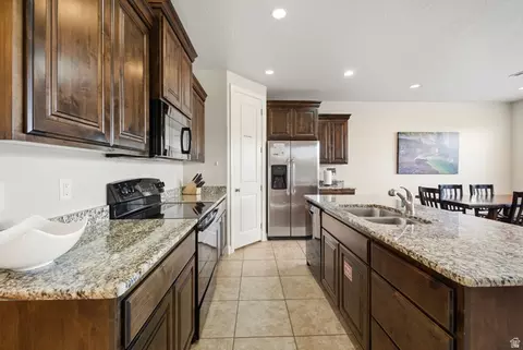 Kitchen - 4269 E Razor Dr, Washington, UT 84780 photo 1 of 4
