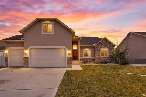 6928 N Mohawk Dr, Eagle Mountain, UT 84005