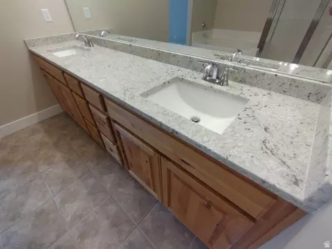 Bath - 3315 E Appaloosa Way, Eagle Mountain, UT 84005 photo 2 of 4