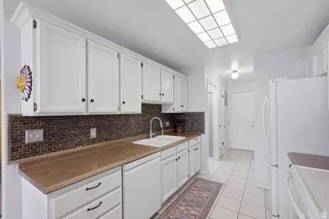 Kitchen - 271 Brookfield Ln, Centerville, UT 84014 photo 2 of 2
