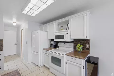 Kitchen - 271 Brookfield Ln, Centerville, UT 84014 photo 1 of 2