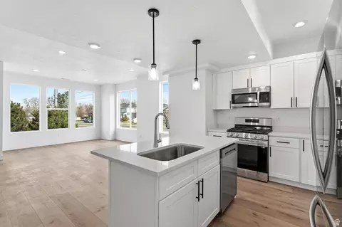 Kitchen - 144 E Chambord Ct S, Sandy, UT 84070 photo 4 of 5