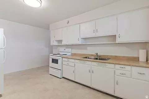 Kitchen - 338 E 200 S, Clearfield, UT 84015 photo 5 of 7
