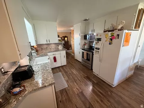 Kitchen - 2550 S Peach St E, Perry, UT 84302 photo 2 of 3