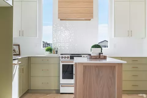 Kitchen - 2914 E Chapman Cir, Washington, UT 84780 photo 2 of 6