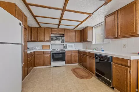 Kitchen - 375 Hillcrest Cir, Central, UT 84722 photo 1 of 2