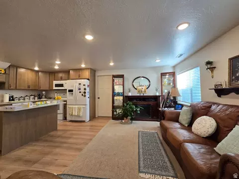 Living - 1324 E 620 S, Payson, UT 84651 photo 4 of 5