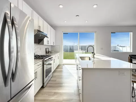 Kitchen - 3372 S Pinyon Park Ln, Mapleton, UT 84664 photo 4 of 8