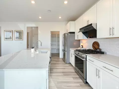 Kitchen - 3372 S Pinyon Park Ln, Mapleton, UT 84664 photo 6 of 8