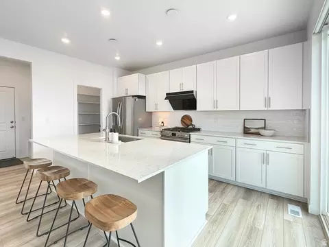 Kitchen - 3372 S Pinyon Park Ln, Mapleton, UT 84664 photo 7 of 8