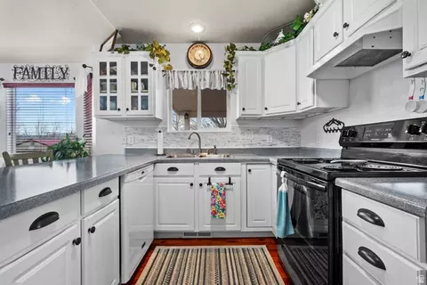 Kitchen - 366 S 200 E, Mona, UT 84645 photo 3 of 4